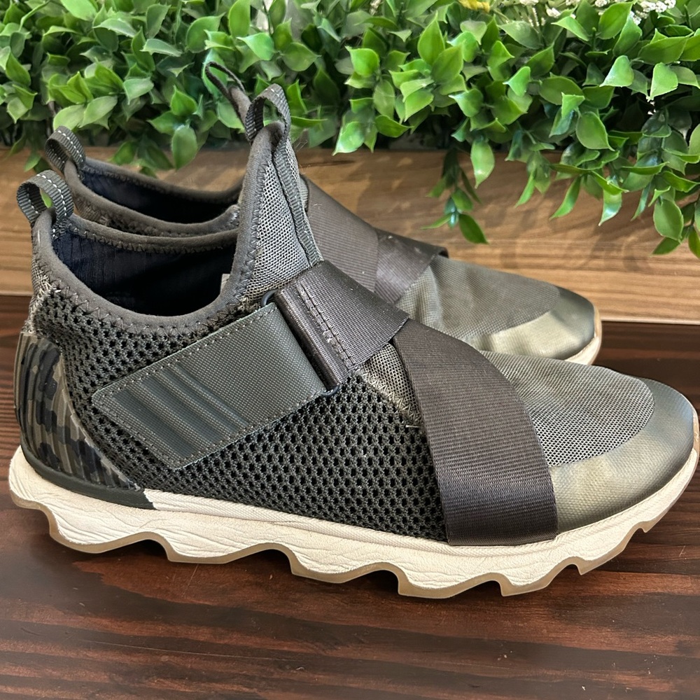 Sorel Kinetic camo sneakers shoes size 11 women’s